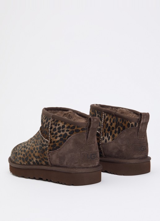 UGG Classic Ultra Mini Caspian enkellaarsje van kalfshaar met panterprint - achterkant bruin