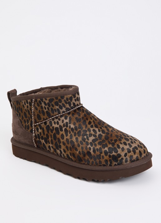 UGG Classic Ultra Mini Caspian enkellaarsje van kalfshaar met panterprint