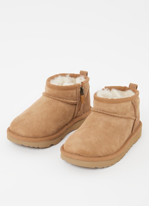 UGG Classic Ultra Mini enkellaarsje van suède - voorkant 3 camel