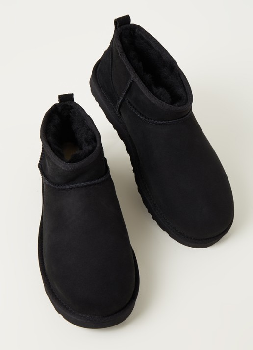 UGG Classic Ultra Mini enkellaarsje van suède - detail zwart