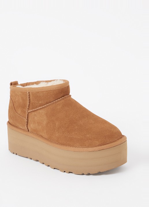 UGG Classic Ultra Mini Platform enkellaarsje van suède - voorkant camel