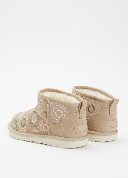 UGG Classic Ultra Mini Sun Stitch enkellaarsje van suède - achterkant khaki