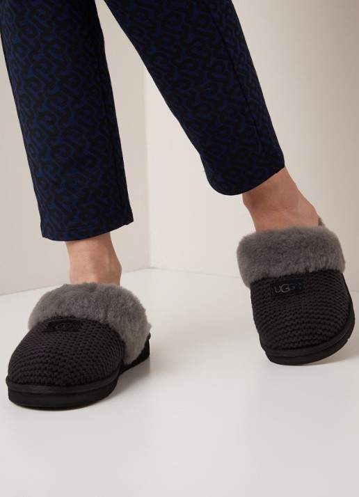 UGG Cozy Knit pantoffel met schapenvacht details - voorkant 2 zwart