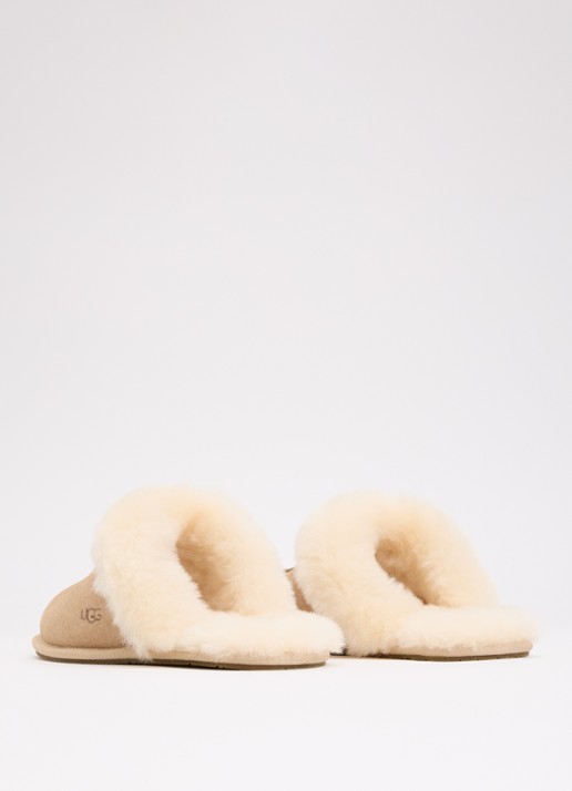 UGG Scuffette II pantoffel met schapenvacht - achterkant 5 zand
