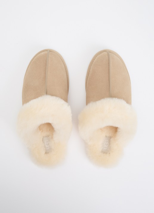UGG Scuffette II pantoffel met schapenvacht - detail 2 zand