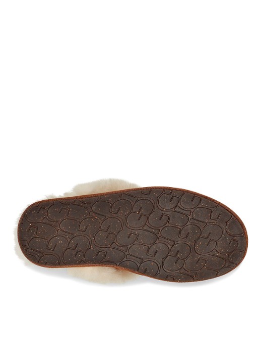 UGG Scuffette II pantoffel met schapenvacht - detail 2 cognac
