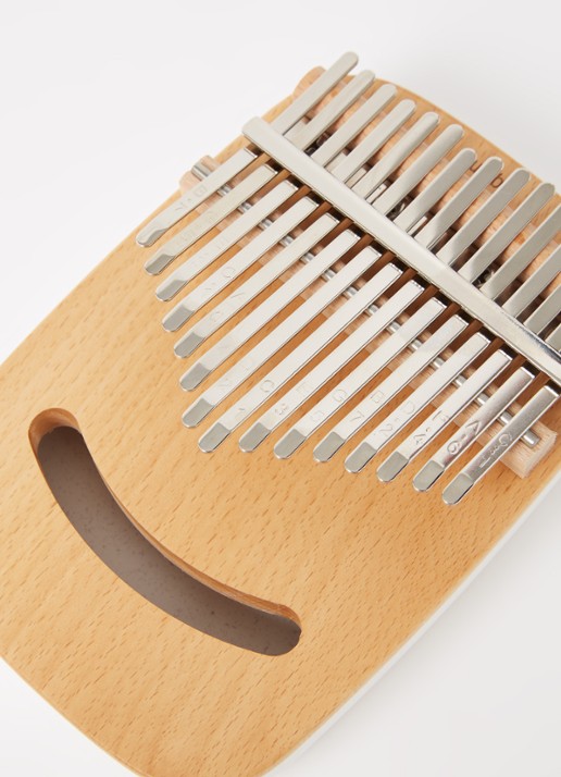 Umbra Strumba kalimba van hout - voorkant 2 beige