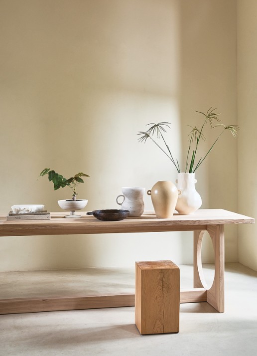 Urban Nature Culture Earthly schaal op voet 25,5 cm - voorkant 2 gebroken wit
