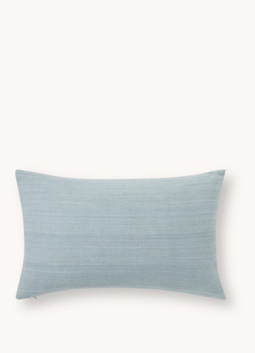 Urban Nature Culture Eri Silk sierkussen 50 x 30 cm - voorkant blauwgrijs