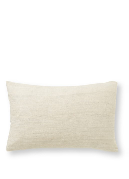 Urban Nature Culture Silk sierkussen 50 x 30 cm - voorkant 4 lindegroen