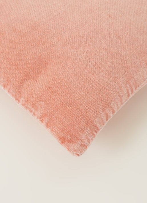 Urban Nature Culture Vintage velvet sierkussen 70 x 30 cm - detail 3 zalmroze