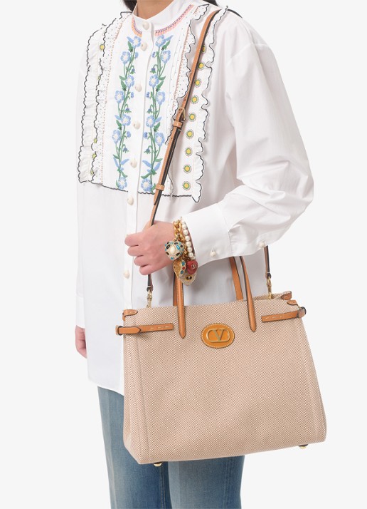 Valentino Garavani Antibes Medium shopper van canvas met leren details - detail 8 camel