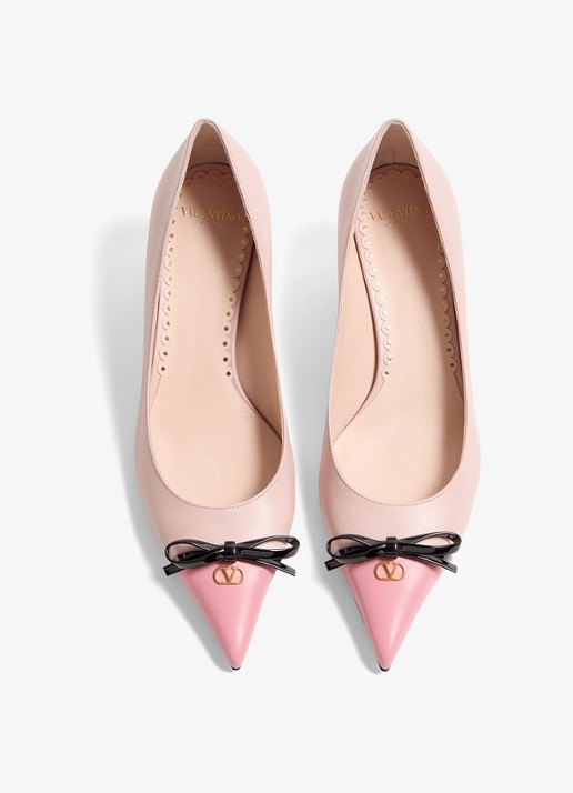 Valentino Garavani Bepointy pump van geitenleer met strikdetail - detail oudroze