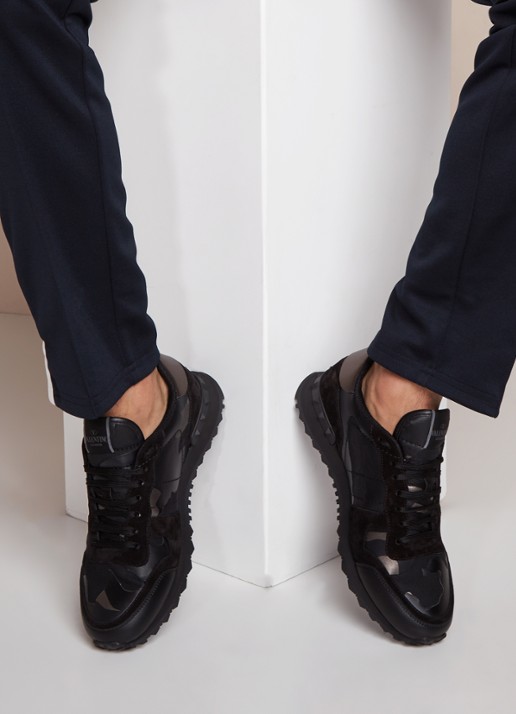 Valentino Garavani Camouflage Rockrunner sneaker met suède details - voorkant 2 zwart