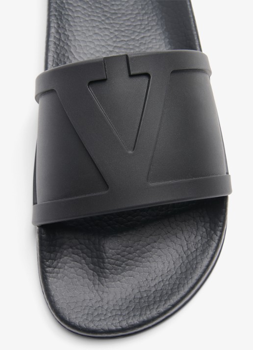 Valentino Garavani Coolslide slipper van rubber - detail 5 zwart
