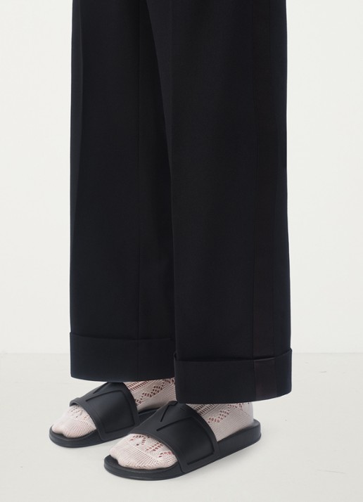 Valentino Garavani Coolslide slipper van rubber - voorkant 2 zwart