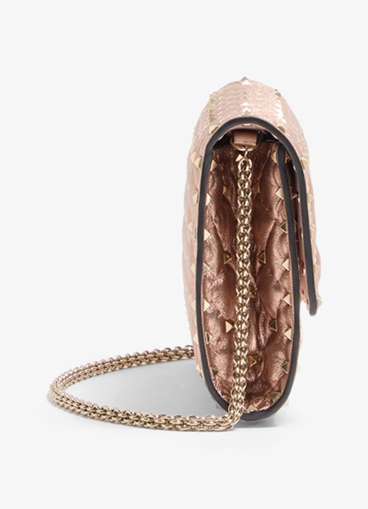 Valentino Garavani Crossbodytas van lamsleer met metallic finish en studs - detail 2 roze