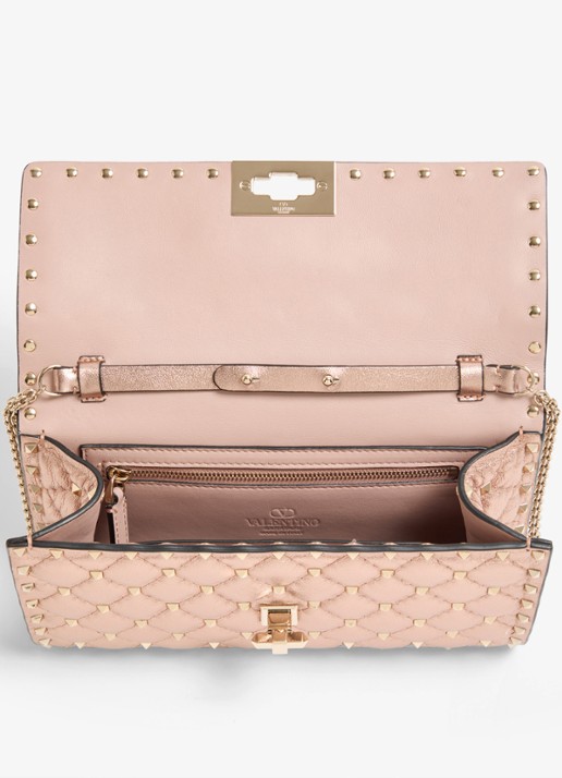 Valentino Garavani Crossbodytas van lamsleer met metallic finish en studs - detail 4 roze