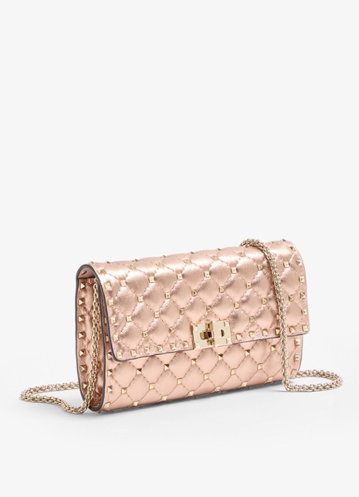 Valentino Garavani Crossbodytas van lamsleer met metallic finish en studs - voorkant 6 roze