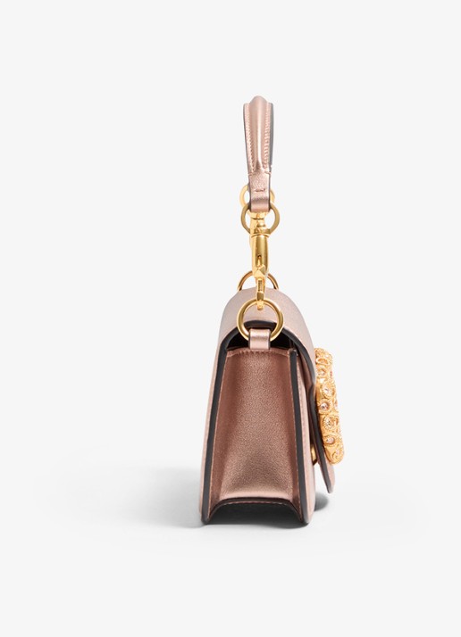 Valentino Garavani Locò Small handtas van kalfsleer met metallic finish - detail oudroze