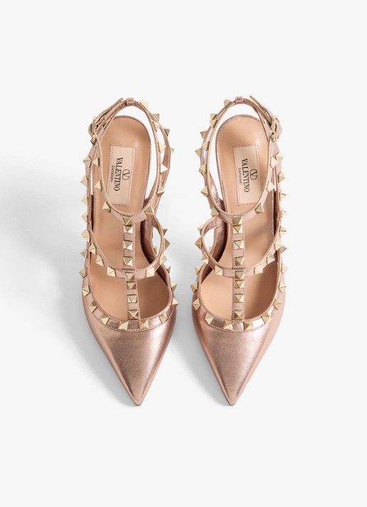 Valentino Garavani Rockstud sandalette van schapenleer met metallic finish en studs - detail oudroze