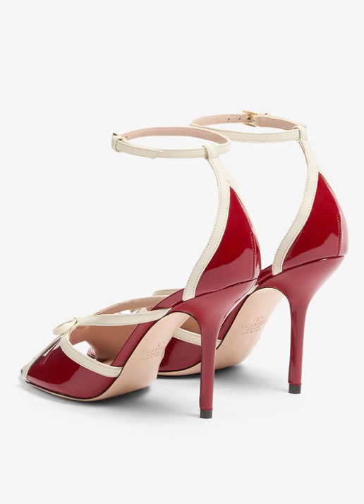 Valentino Garavani Sandalette van geitenleer met lakleren details - achterkant rood