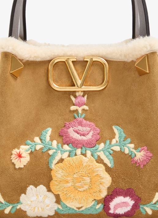 Valentino Garavani Shopper van kalfssuède met bloemborduring - detail 3 camel