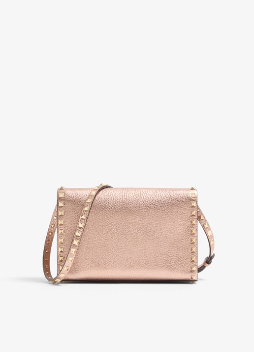Valentino Garavani Small crossbodytas van kalfsleer met metallic finish en studs - achterkant roze
