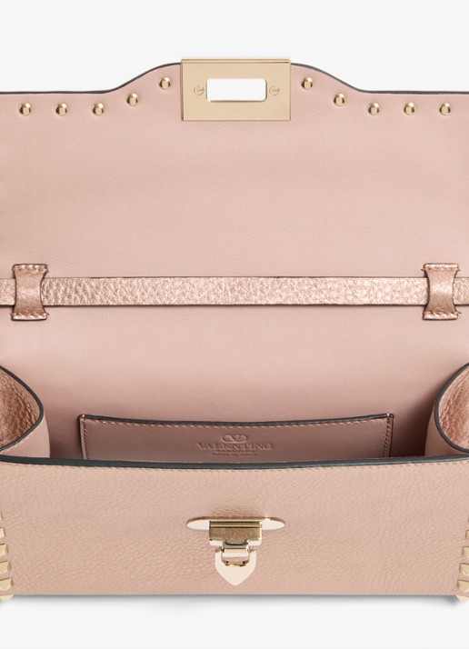 Valentino Garavani Small crossbodytas van kalfsleer met metallic finish en studs - detail 4 roze