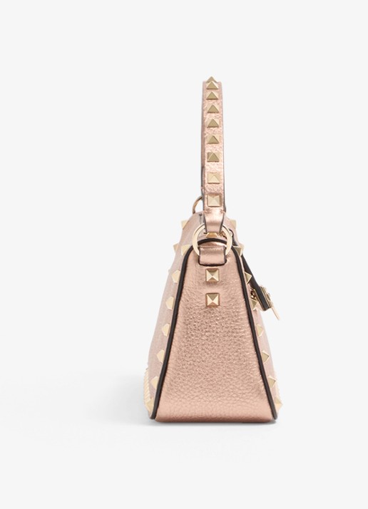Valentino Garavani Small handtas van kalfsleer met metallic finish en studs - detail 3 roze