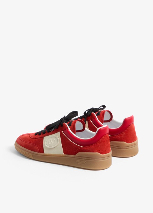 Valentino Garavani Upvillage sneaker van kalfssuède met kalfsleren details - achterkant rood