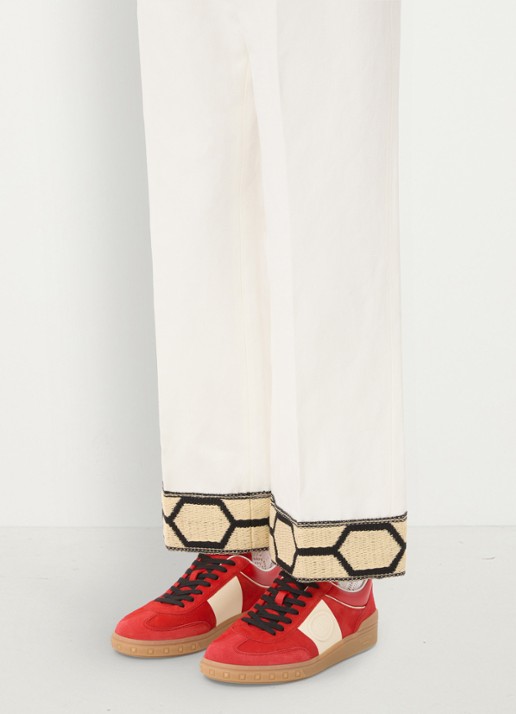 Valentino Garavani Upvillage sneaker van kalfssuède met kalfsleren details - voorkant 3 rood