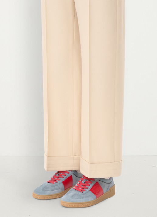 Valentino Garavani Upvillage sneaker van kalfssuède met kalfsleren details - voorkant 2 grijs