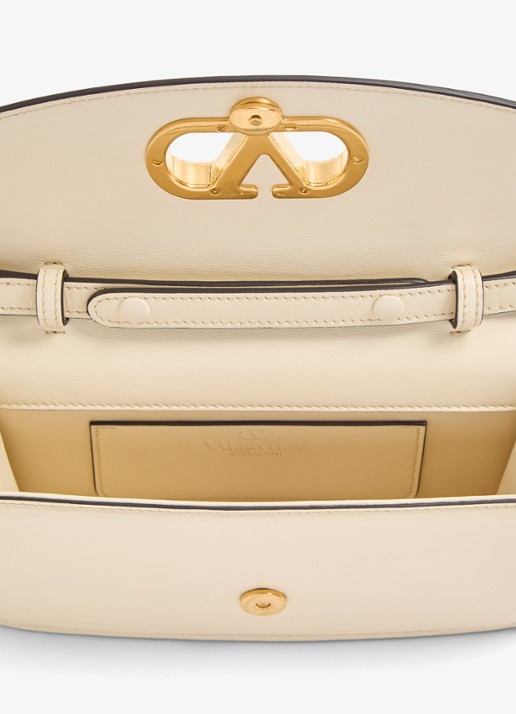 Valentino Garavani Vain Small clutch van kalfsleer met afneembare schouderriem - detail 6 creme