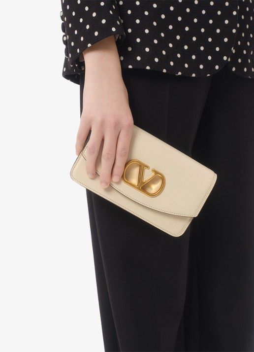 Valentino Garavani Vain Small clutch van kalfsleer met afneembare schouderriem - voorkant 3 creme