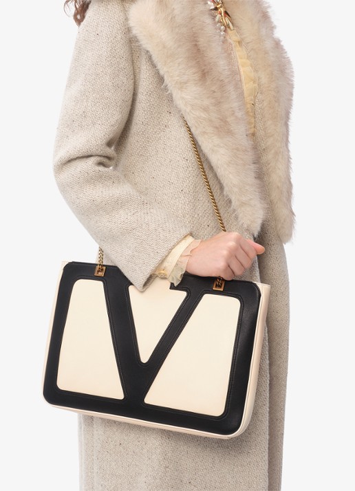 Valentino Garavani Viva Superstar Medium schoudertas van lamsleer - voorkant 2 gebroken wit
