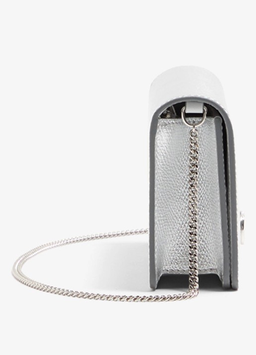 Valentino Garavani VLogo Signature Mini crossbodytas van kalfsleer met metallic finish - detail 3 zilver