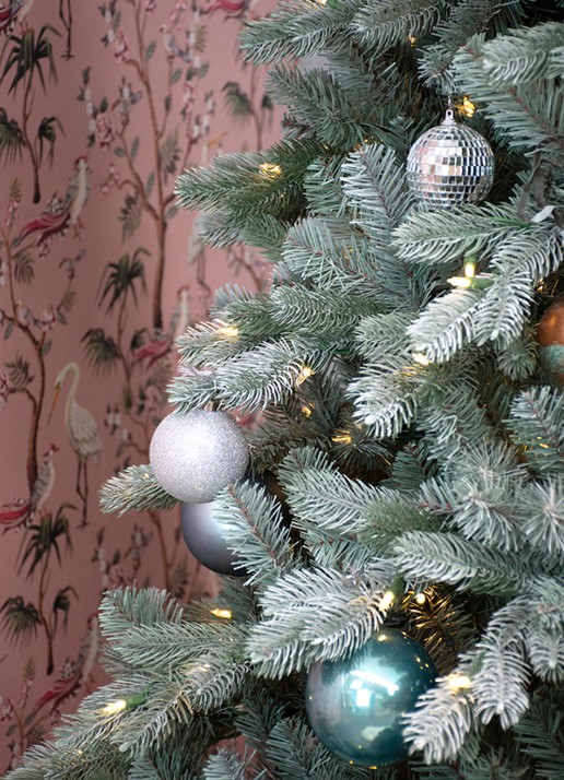 Van Der Gucht Frosted Colorado kunstkerstboom met LED verlichting 183 cm - detail groen