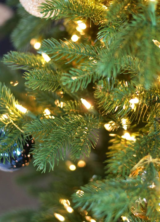 Van Der Gucht Mulberry Green kunstkerstboom met LED verlichting 228 cm - achterkant groen
