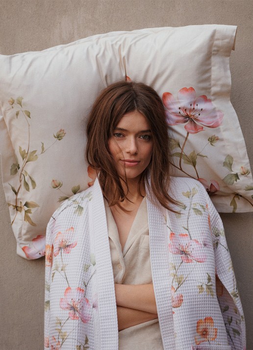 Vandyck Amy badjas met bloemenprint - voorkant 2 gebroken wit