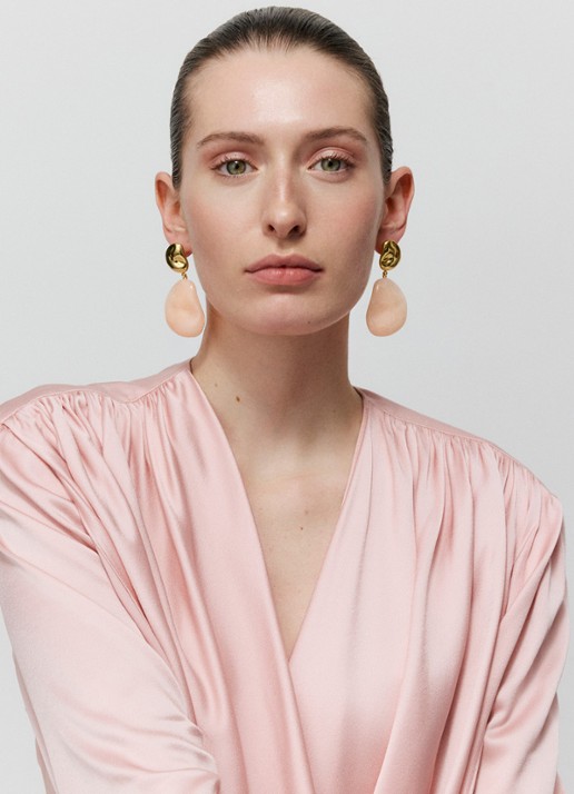 Vanessa Baroni Double Nugget oorstekers met hanger - voorkant 3 lichtroze