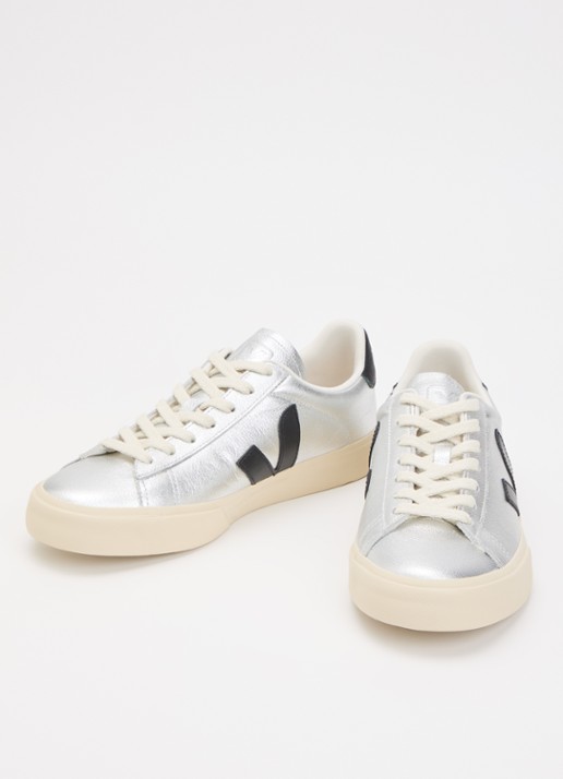 Veja Campo sneaker van leer met metallic finish - detail 2 zilver