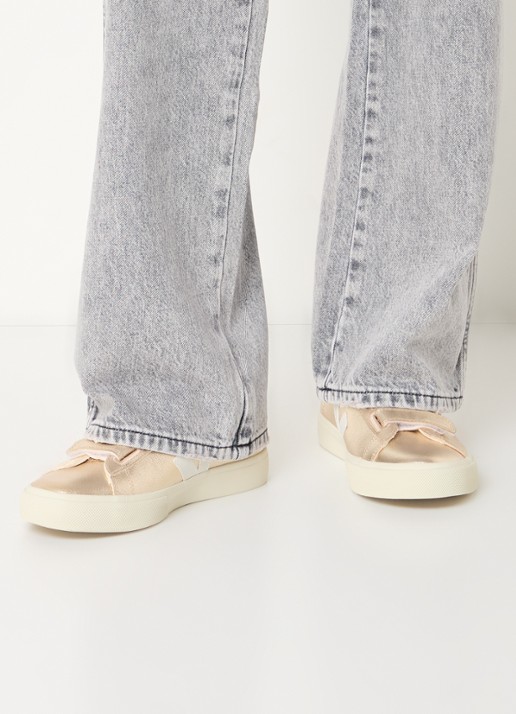 Veja Recife sneaker van leer met metallic finish - voorkant 2 goud