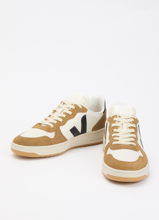 Veja V-10 sneaker van leer met suède details - detail donkerbeige