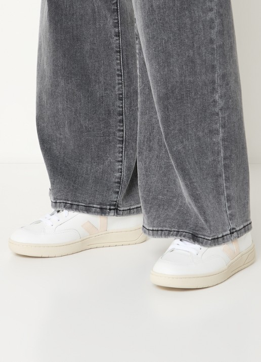 Veja V-12 sneaker van leer met suède details - voorkant 2 beige