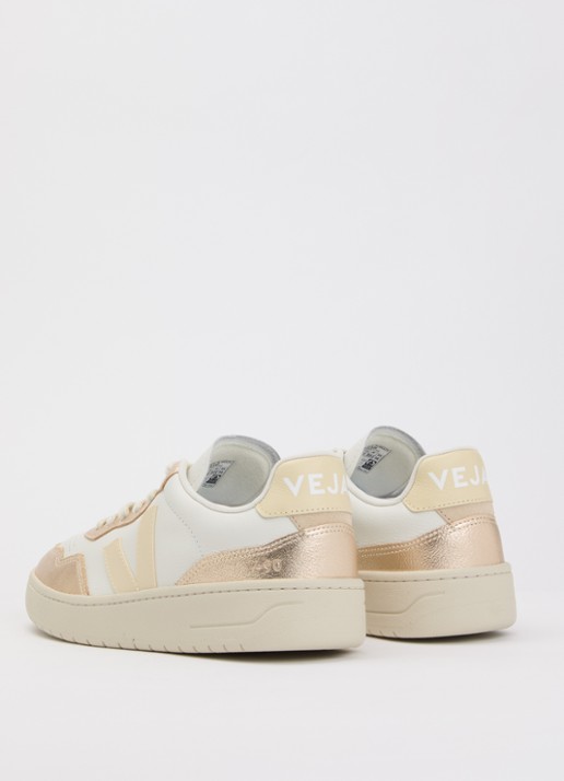 Veja V-90 sneaker van leer met metallic finish - achterkant 2 goud