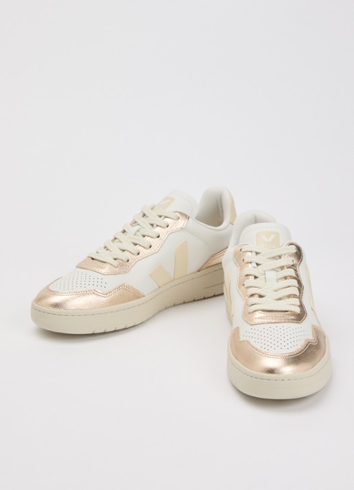 Veja V-90 sneaker van leer met metallic finish - detail 3 goud