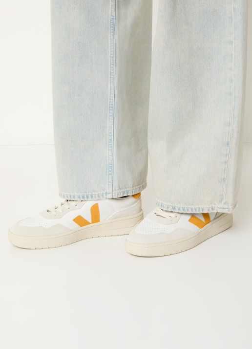 Veja V-90 sneaker van leer met suède details - voorkant 3 wit