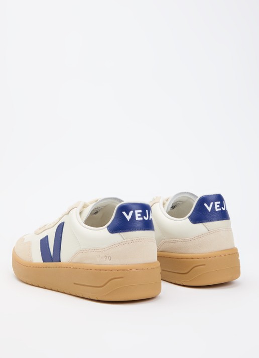 Veja V-90 sneaker van leer met suède details - achterkant 5 gebroken wit