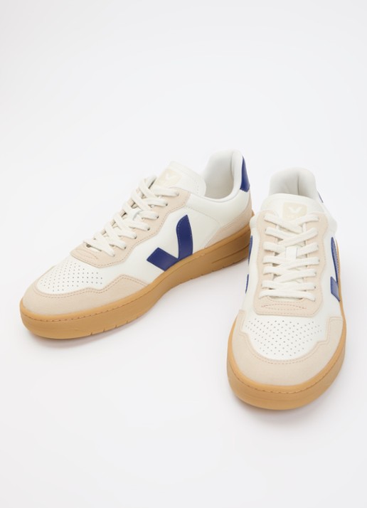 Veja V-90 sneaker van leer met suède details - detail 2 gebroken wit